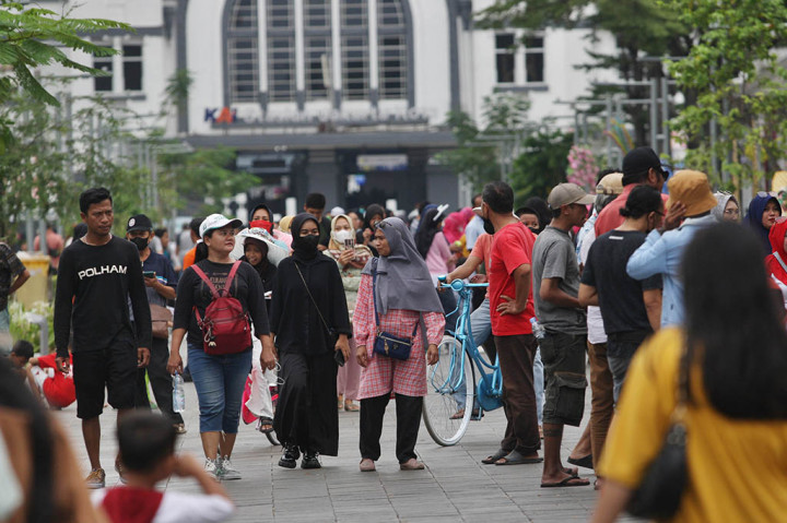 Sebagian lagi menikmati wahana sepeda yang disediakan oleh pengelola Kota Tua. Sebagian juga menikmati atraksi manusia emas dan manusia perak serta atraksi-atraksi lainnya.