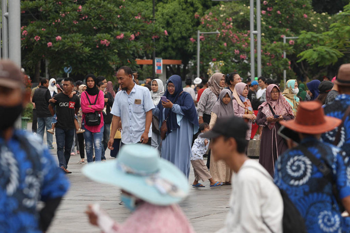 Pengunjung dari dalam negeri maupun mancanegara memadati Kawasan Wisata Kota Tua di Taman Sari, Jakarta Barat, di hari libur nasional perayaan Kenaikan Isa Al Masih, Kamis, 18 Mei 2023.