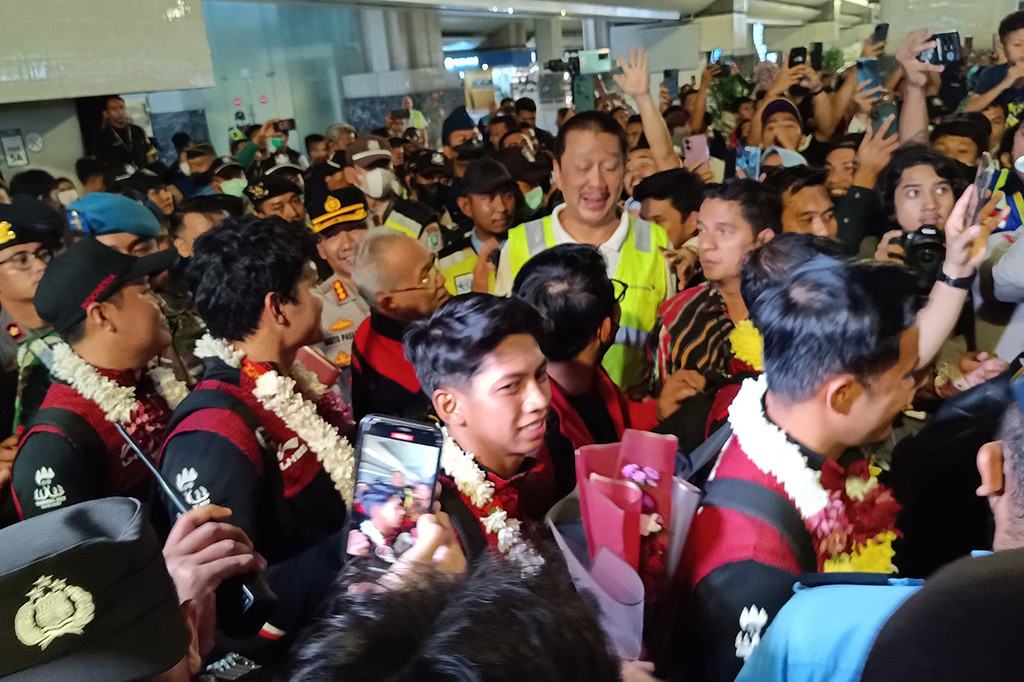 Pantauan di lokasi, kedatangan tim Garuda Muda diawali pelatih Timnas U-22 Indra Sjafri, Manajer Timnas Indonesia Kombes Pol. Sumardji, kapten timnas Rizky Ridho dan diikuti para pemain serta offisial satu persatu
menerima kalungan bunga dari Wakil Ketua Umum PSSI Zainudin Amali beserta jajaran dari PSSI dan Kemenpora.