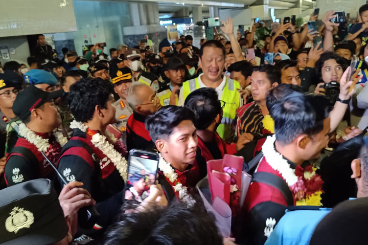 Pantauan di lokasi, kedatangan tim Garuda Muda diawali pelatih Timnas U-22 Indra Sjafri, Manajer Timnas Indonesia Kombes Pol. Sumardji, kapten timnas Rizky Ridho dan diikuti para pemain serta offisial satu persatu
menerima kalungan bunga dari Wakil Ketua Umum PSSI Zainudin Amali beserta jajaran dari PSSI dan Kemenpora.