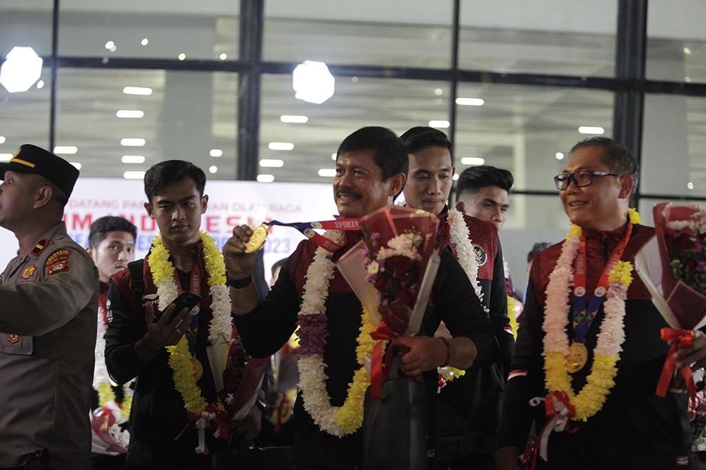 Timnas sepakbola Indonesia U-22 atau tim Garuda Muda disambut dengan kalungan bunga ketika tiba di Bandara Soekarno-Hatta, Tangerang, Banten, pada Kamis, 18 Mei 2023 malam setelah bertolak dari Kamboja usai meraih medali emas di SEA Games 2023.