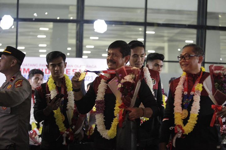 Timnas sepakbola Indonesia U-22 atau tim Garuda Muda disambut dengan kalungan bunga ketika tiba di Bandara Soekarno-Hatta, Tangerang, Banten, pada Kamis, 18 Mei 2023 malam setelah bertolak dari Kamboja usai meraih medali emas di SEA Games 2023.