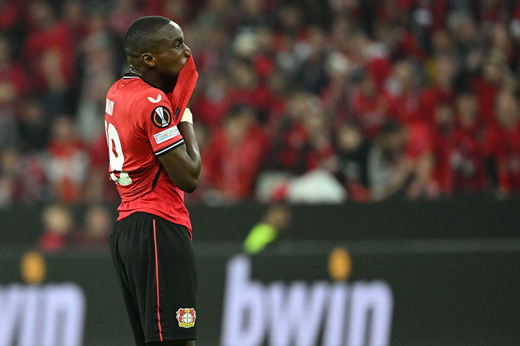 Leverkusen langsung tampil menyerang dan nyaris mencetak gol pada menit ke-11. Moussa Diaby menggiring bola ke kotak penalti sebelum melepaskan tendangan yang masih membentur tiang kanan atas gawang AS Roma.