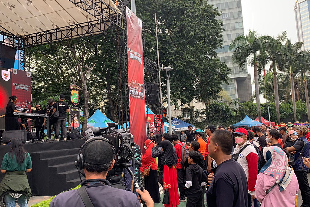 Warga tampak antusias menanti kedatangan squad Timnas U-22 yang berhasil menjuarai SEA Games 2023 cabang olahraga sepak bola di Kamboja di kawasan Sudirman-Thamrin, Jumat, 19 Mei 2023.