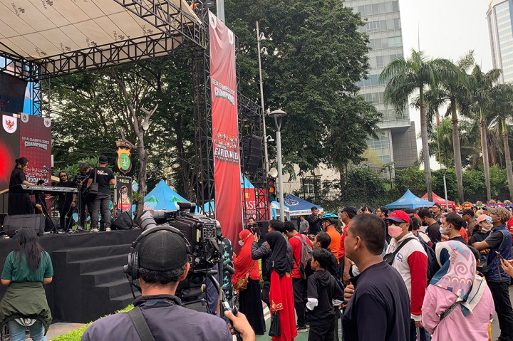 Warga tampak antusias menanti kedatangan squad Timnas U-22 yang berhasil menjuarai SEA Games 2023 cabang olahraga sepak bola di Kamboja di kawasan Sudirman-Thamrin, Jumat, 19 Mei 2023.