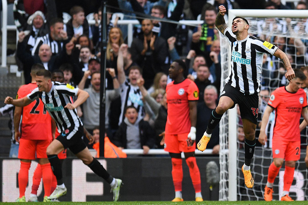 Newcastle membuka keunggulan pada menit ke-22. Bermula dari sepak pojok, bola yang dikirimkan ke kotak penalti coba dibuang Deniz Undav. Namun, bola malah bergerak masuk ke gawang sendiri. Skor menjadi 1-0 untuk tuan rumah.
