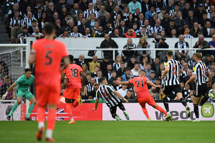 Brighton berhasil memperkecil ketertinggalan pada menit ke-51. Undav menebus kesalahannya dengan mencetak gol lewat sepakan jarak dekat yang menaklukkan Nick Pope. Skor menjadi 2-1.