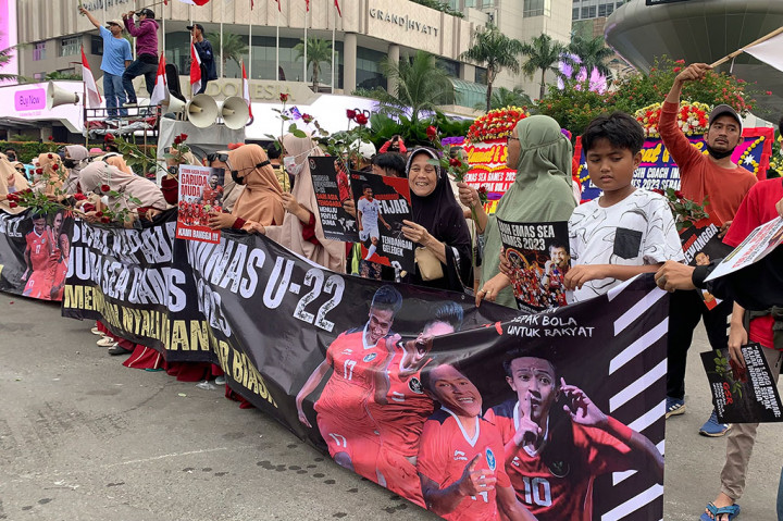 Ratusan warga Ibu Kota antusias menunggu kedatangan Timnas U-22 di kawasan Bundaran HI dengan aksi 1.000 bunga mawar dan sejumlah poster, Jumat, 19 Mei 2023.