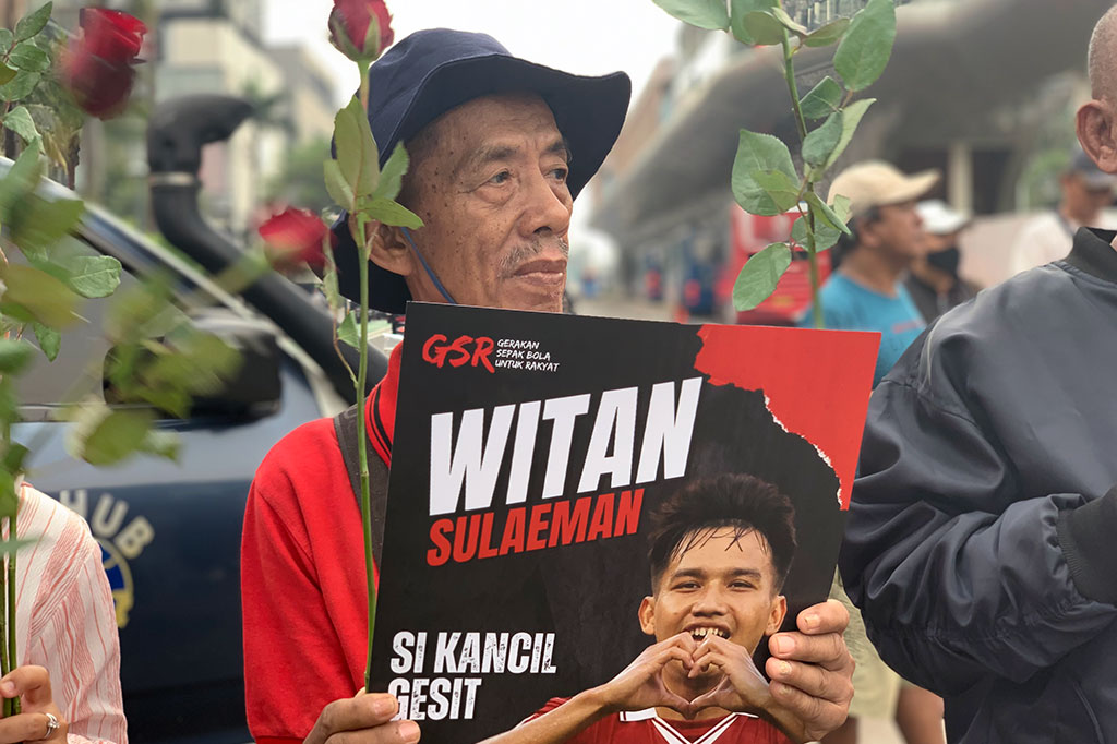 Ratusan warga DKI itu dimulai dari anak-anak, remaja dan orang tua. Bahkan, tampak pria paruh baya antusias menunggu kedatangan Squad Garuda dengan membawa bunga mawar dan poster bertulikan ‘Witan Sulaeman, Si Kancil Gesit’.