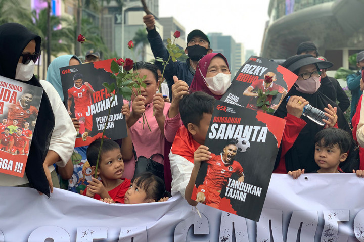 Tak hanya itu berbagai poster tulisan lainnya pun terpampang sepanjang jalan Bundaran HI.