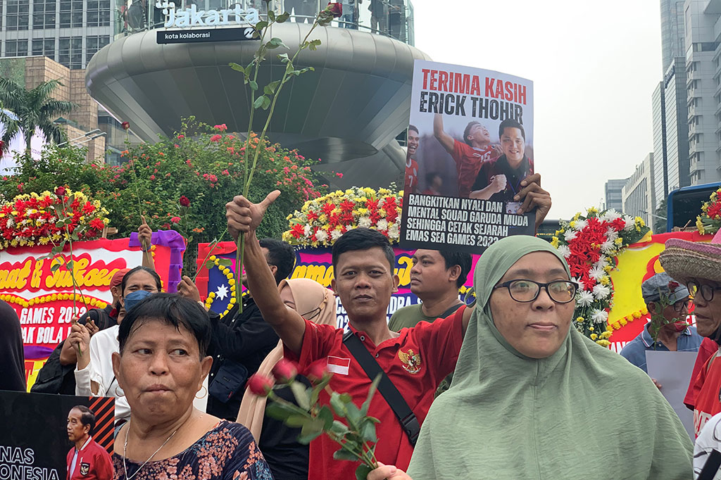 Terima kasih Erick Thohir, Bangkitkan nyali dan mental squad Garuda Muda sehingga cetak sejarah emas SEA Games 2023,” bunyi tulisan di poster.