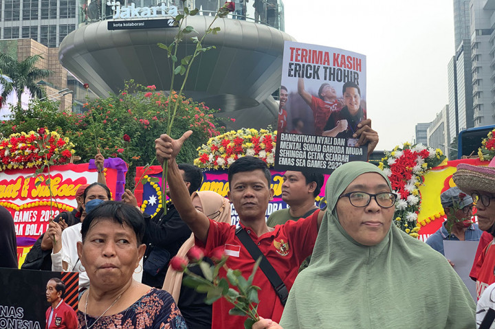 Terima kasih Erick Thohir, Bangkitkan nyali dan mental squad Garuda Muda sehingga cetak sejarah emas SEA Games 2023,” bunyi tulisan di poster.