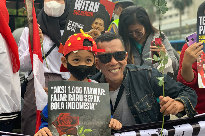 “Aksi 1000 Mawar: Fajar Sepak Bola Indonesia,” bunyi poster lainnya.