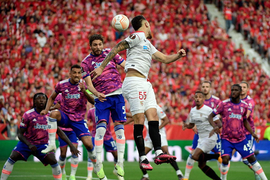 Kedua tim saling menyerang di sepanjang babak pertama, tetapi belum membuahkan gol.