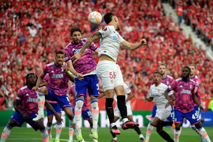 Kedua tim saling menyerang di sepanjang babak pertama, tetapi belum membuahkan gol.