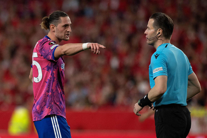 Juventus sempat mencetak gol pada menit ke-42 melalui Adrien Rabiot, tetapi gol itu dianulir karena sebelumnya ada pemain Juventus lainnya yang sudah berada dalam posisi offside. Babak pertama pun berakhir tanpa gol.