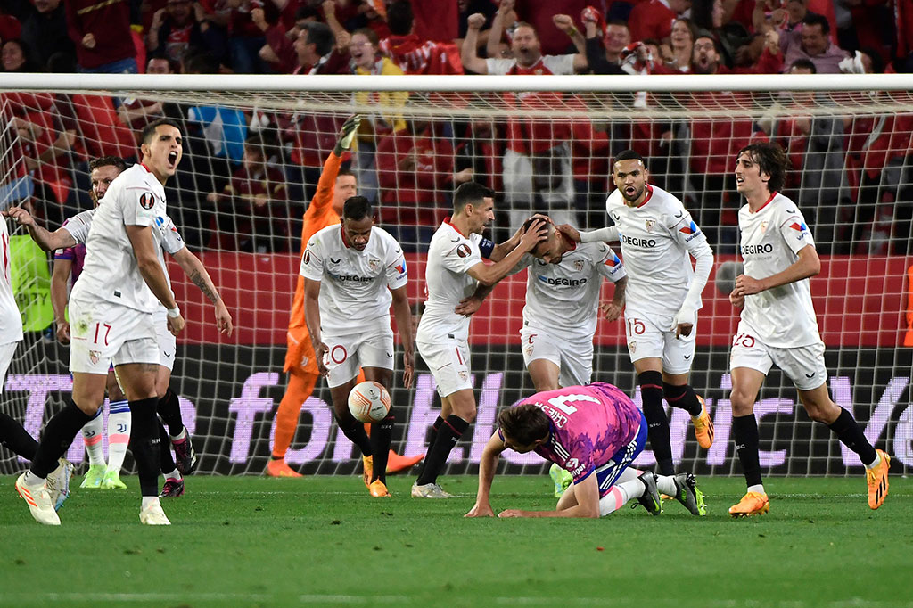 Sevilla berhasil menyamakan kedudukan pada menit ke-71. Lamela memberikan umpan kepada Suso yang kemudian melepaskan tembakan kaki kiri dari luar kotak penalti. Bola masuk ke sudut kanan atas gawang Szczesny untuk mengubah skor menjadi 1-1 (agregat 2-2).