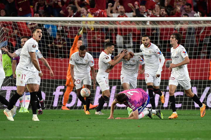 Sevilla berhasil menyamakan kedudukan pada menit ke-71. Lamela memberikan umpan kepada Suso yang kemudian melepaskan tembakan kaki kiri dari luar kotak penalti. Bola masuk ke sudut kanan atas gawang Szczesny untuk mengubah skor menjadi 1-1 (agregat 2-2).