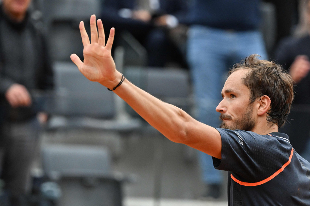 Unggulan ketiga Italian Open Daniil Medvedev akan menantang finalis 2022 Stefanos Tsitsipas di semifinal, usai meraih kemenangan dua set langsung, Kamis, 18 Mei 2023 waktu setempat.