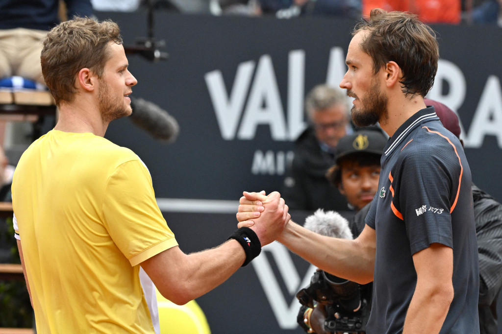 Medvedev melanjutkan perjalanannya di lapangan tanah liat dengan mencapai empat besar dengan kemenangan 6-2, 6-2 atas Yannick Hanfmann.