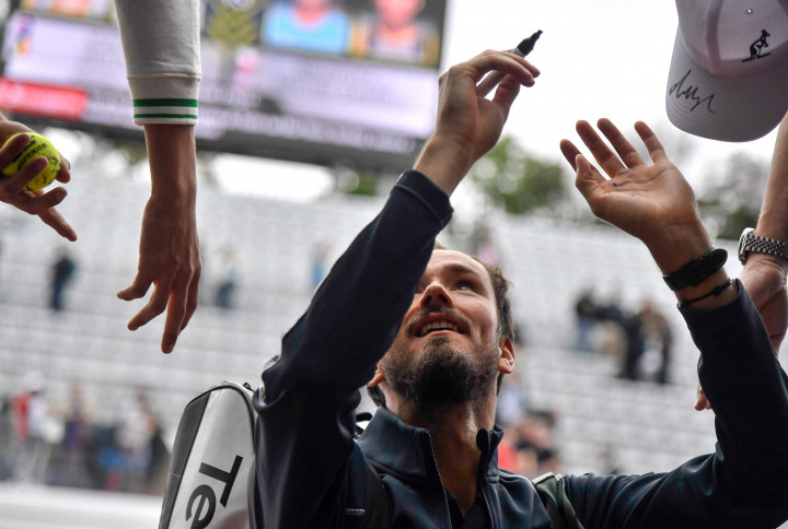 Tsitsipas dan Medvedev telah berhadapan 12 kali hingga saat ini dengan Medvedev memimpin 7-4.