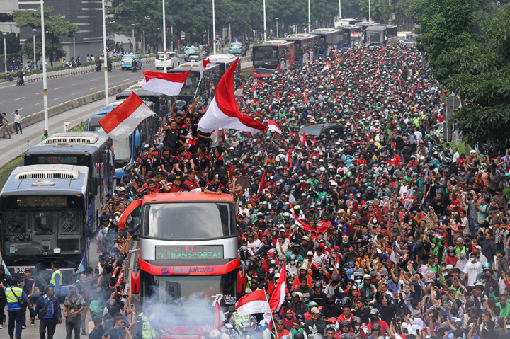 Timnas sepak bola Indonesia memimpin arak-arak pencapaian 87 emas pada SEA Games 2023 Kamboja yang dimulai dari halaman Kemenpora dilanjutkan ke Bundaran Hotel Indonesia dan berakhir di Gelora Bung Karno, Senayan, Jakarta, Jumat, 19 Mei 2023. Lautan manusia menyambut para pahlawan mereka tersebut.
