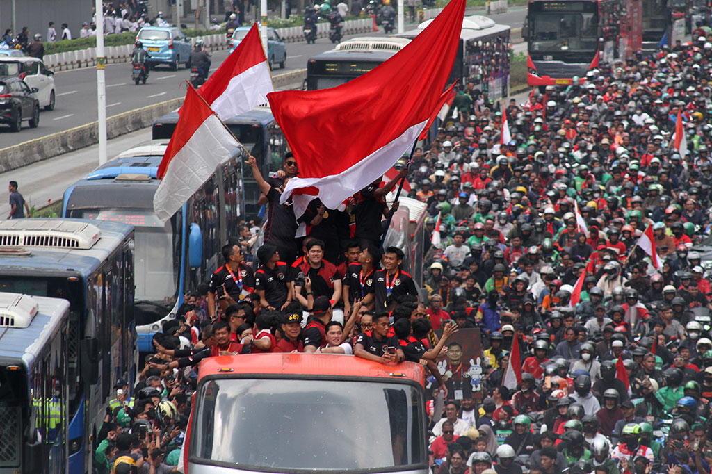 Marselino Ferdinan dan kawan-kawan saat arak-arakan yang dipimpin oleh Menpora Dito Ariotedjo, Ketua Umum PSSI Erick Thohir itu menggunakan bus tingkat atap terbuka milik TransJakarta, sedang atlet cabang olahraga lain menggunakan Bandros.