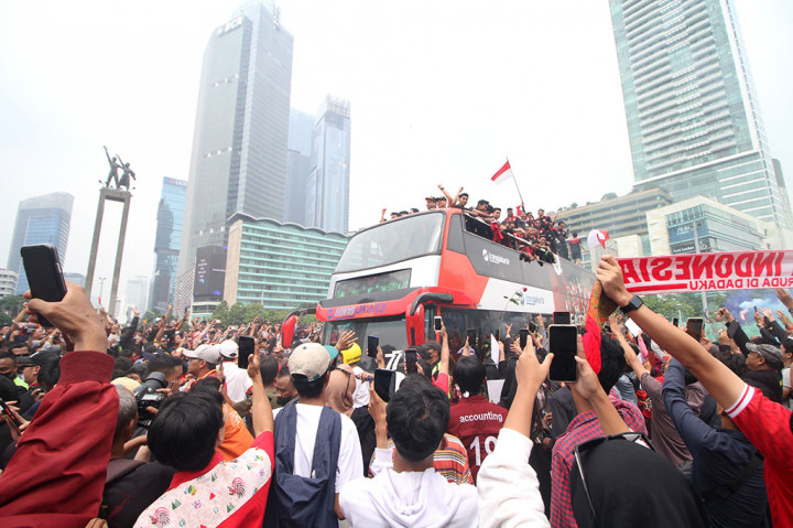 Arak-arakan sempat membuat macet jalan di depan kantor Kemenpora. Namun, kondisi tersebut tidak menyurutkan masyarakat menyambut pahlawan olahraga itu.