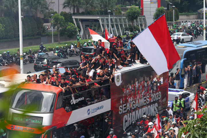 Saat di halaman Kemenpora, para pahlawan olahraga ini juga disambut dengan beberapa hiburan. Ratusan siswa juga hadir memberikan sambutan di sepanjang jalan. Benar-benar meraih.