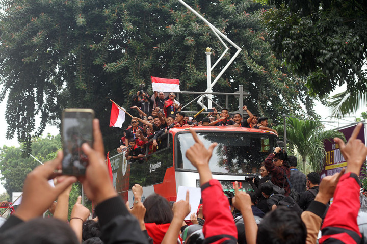 Khusus untuk sepak bola, sejumlah pemain seperti Bagas Kaffa berada di atap bus dengan membawa bendera Merah Putih, begitu juga Beckham Putra yang berkaca mata hitam berjoget ria di atap bus tingkat bikinan karoseri Adiputro itu.