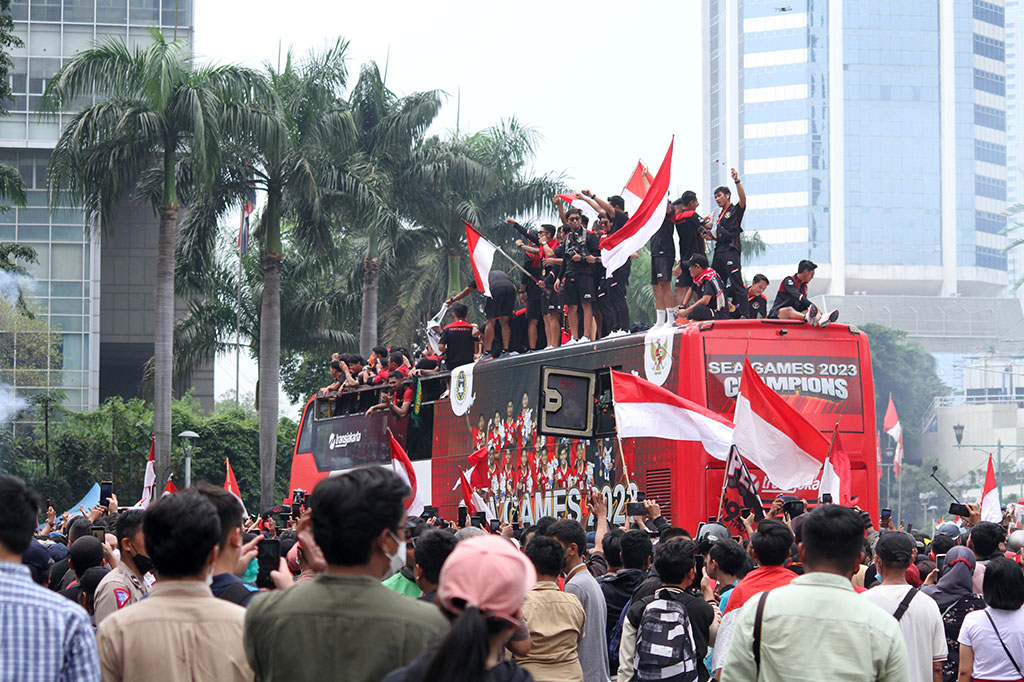 Di sepanjang jalan rute arak-arakan, ribuan warga menyambut dengan gegap gempita sambil meneriakkan yel-yel kemenangan.