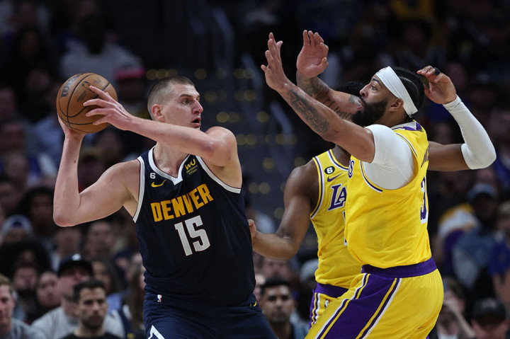 Jokic mencatat 23 poin, 17 rebound, 12 assist. Ini adalah triple-double kedua kalinya saat melawan Lakers di dua pertandingan Final NBA Wilayah Barat.