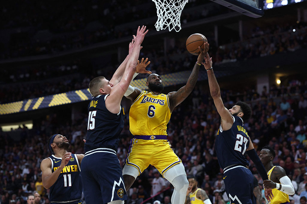 Sementara andalan Lakers, LeBron James nyaris mencatat triple-double di laga ini dengan mencetak 22 poin, sembilan rebound, dan 10 assist. 