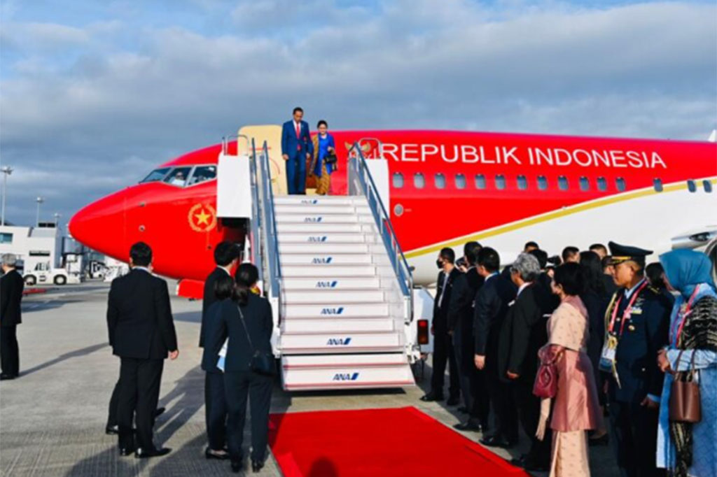 Presiden Joko Widodo (Jokowi) dan Ibu Negara Iriana Jokowi tiba di Hiroshima, Jepang pada pukul 17.45 Jumat, 19 Mei 2023 waktu setempat. Jokowi dijadwalkan menghadiri KTT G7 dengan negara-negara mitra atau G7 Outreach Summit 2023, Sabtu, 20 Mei 2023.