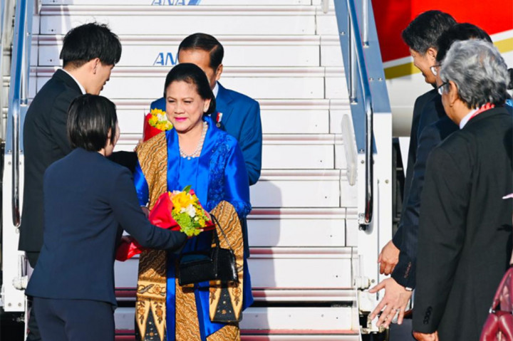 Kedatangan Jokowi dan Iriana disambut Wakil Menteri Luar Negeri Jepang Kenji Yamada, Kepala Protokol Negara Jepang Takehiro Shimada, Ketua Majelis Prefektural Hiroshima Takashi Nakamoto, Ketua Dewan Kota Hiroshima Tatsunori Motani, Duta Besar Republik Indonesia untuk Jepang Heri Akhmadi dan istri, serta Atase Pertahanan KBRI Tokyo Kol (AF) Andi Nur Abadi dan istri.