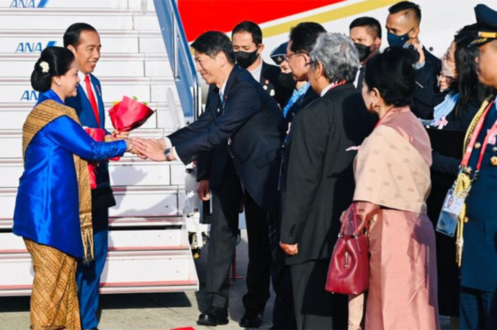 Kedatangan Jokowi dan Iriana disambut Wakil Menteri Luar Negeri Jepang Kenji Yamada, Kepala Protokol Negara Jepang Takehiro Shimada, Ketua Majelis Prefektural Hiroshima Takashi Nakamoto, Ketua Dewan Kota Hiroshima Tatsunori Motani, Duta Besar Republik Indonesia untuk Jepang Heri Akhmadi dan istri, serta Atase Pertahanan KBRI Tokyo Kol (AF) Andi Nur Abadi dan istri.