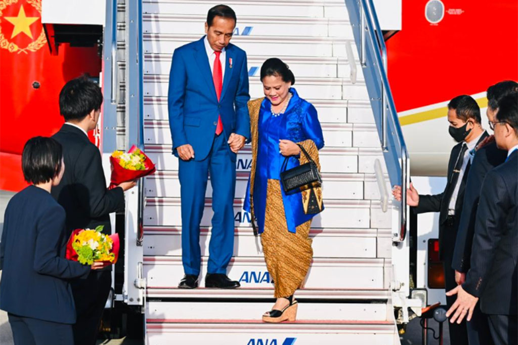 Cuaca cerah menyambut kedatangan Presiden Jokowi dan Ibu Negara Iriana di Hiroshima. Jokowi dan delegasi terbatas yang menggunakan Pesawat Kepresidenan Indonesia-1 tiba di Bandara Internasional Hiroshima, setelah menempuh enam jam penerbangan dari Jakarta.