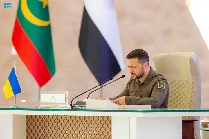 Presiden Ukraina Volodymyr Zelensky menuduh beberapa pemimpin Arab mengabaikan invasi Rusia ke negaranya. Hal itu dia katakan saat pidato di pertemuan puncak Liga Arab di Arab Saudi, Jumat, 19 Mei 2023.