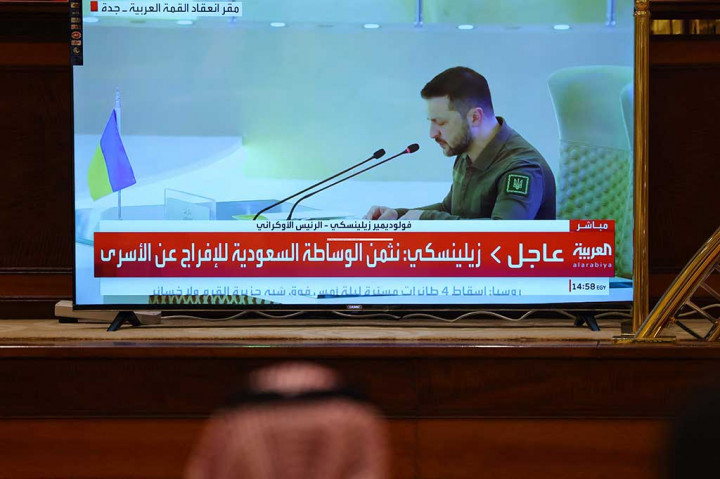 “Sayangnya, ada beberapa di dunia dan di sini, di antara Anda, yang menutup mata terhadap kengerian dan aneksasi ilegal itu,” kata Zelensky kepada para kepala negara Arab, sembari mendesak mereka untuk melihat dengan jujur perang tersebut.