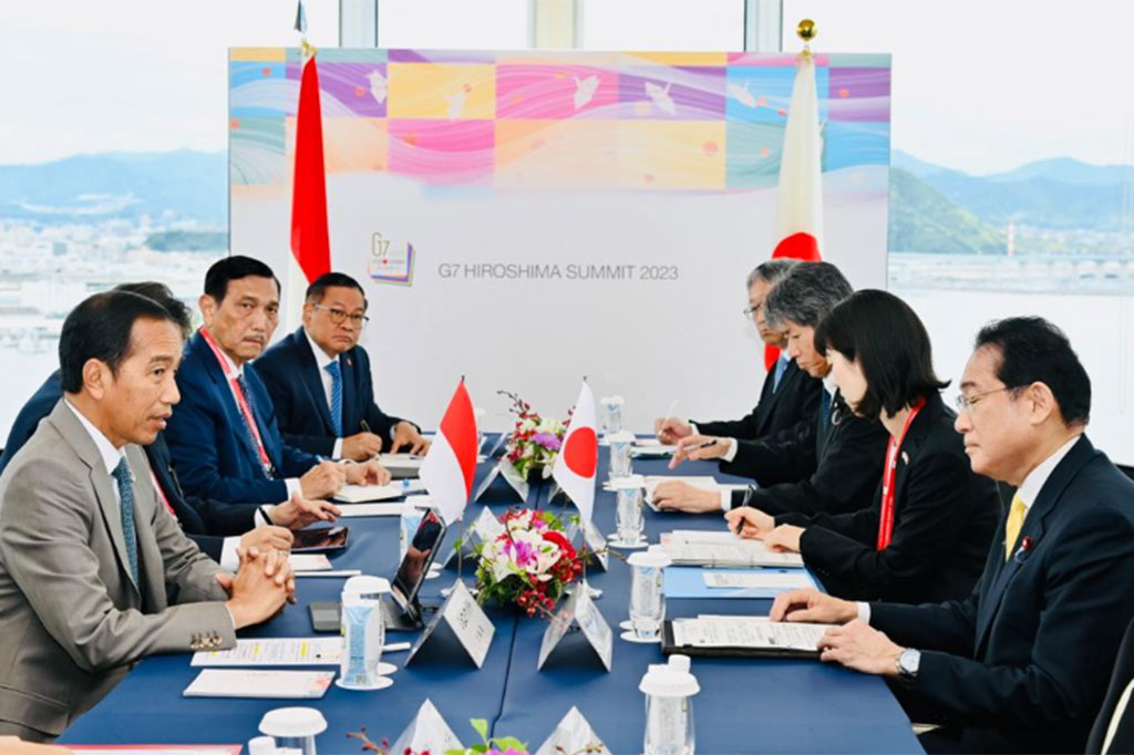 Presiden RI Joko Widodo dan Perdana Menteri Jepang Fumio Kishida membahas peningkatan sejumlah kemitraan RI-Jepang saat keduanya melakukan pertemuan bilateral di Hotel Grand Prince, Hiroshima, Jepang, Sabtu, 20 Mei 2023.