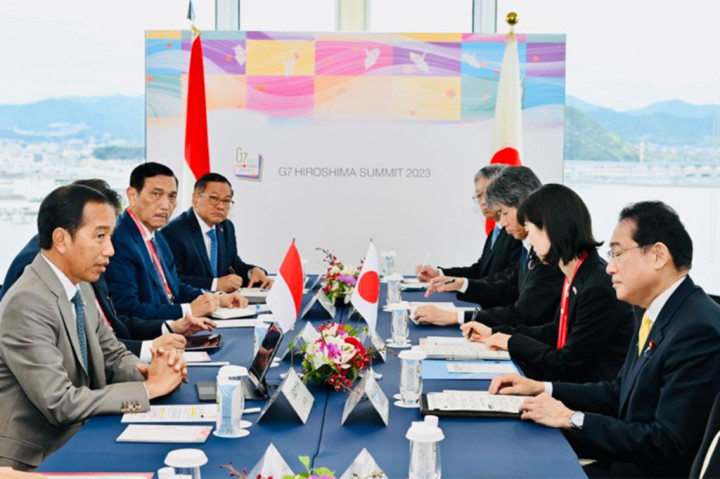 Presiden RI Joko Widodo dan Perdana Menteri Jepang Fumio Kishida membahas peningkatan sejumlah kemitraan RI-Jepang saat keduanya melakukan pertemuan bilateral di Hotel Grand Prince, Hiroshima, Jepang, Sabtu, 20 Mei 2023.