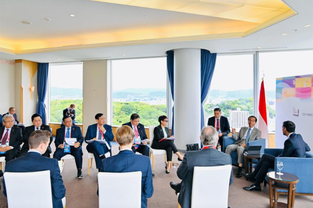 Kemudian, Jokowi sempat menyampaikan hasil KTT Ke-42 ASEAN di Labuanbajo pekan lalu, di mana para pemimpin ASEAN mendukung penuh upaya Indonesia melakukan pendekatan dengan semua kepentingan demi penyelesaian konflik Myanmar.