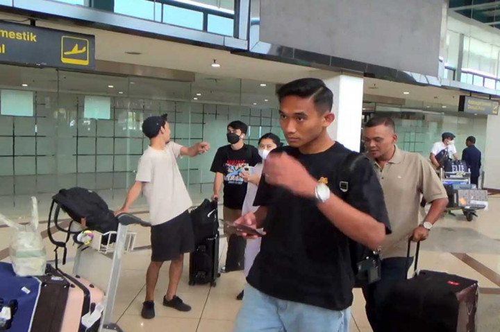 Pemain Timnas U-22 SEA Games 2023 Rizky Ridho dan Haykal Alhafiz tiba di Bandara Juanda Kabupaten Sidoarjo, Sabtu siang, 20 Mei 2023. Kedatangan mereka tanpa sambutan perwakilan pemerintah ataupun PSSI Jawa Timur.