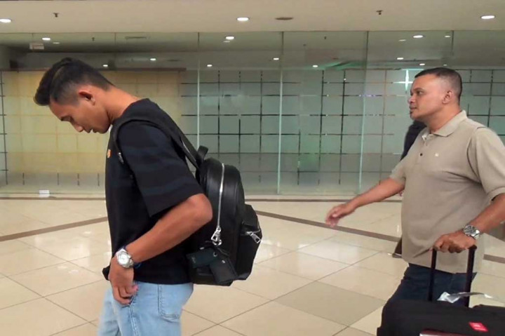 Bek kiri Haykal Alhafiz dan Rizky Ridho mendarat di Bandara Juanda Kabupaten Sidoarjo dengan pesawat Garuda Indonesia pukul 10.25 WIB. Tidak terlihat sambutan khusus dari perwakilan pemerintah ataupun PSSI Jatim, saat keduanya muncul di pintu kedatangan penerbangan domestik.