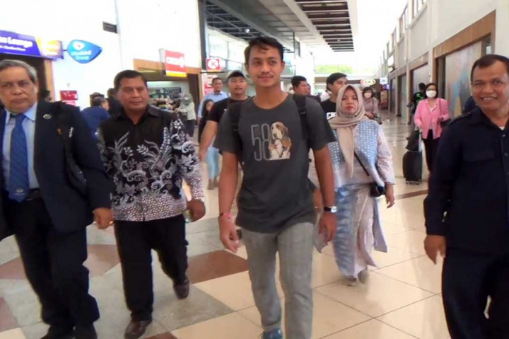 Haykal Alhafiz tiba di Bandara Juanda dijemput kedua orang tua tercinta. Selain kedua orang tuanya, terlihat petinggi Universitas PGRI Adi Buana Surabaya yang ikut menyambut Haykal Alhafiz. Pihak kampus Haykal menempuh pendidikan juga menyediakan mobil jemputan untuk mengantar pulang ke rumah.