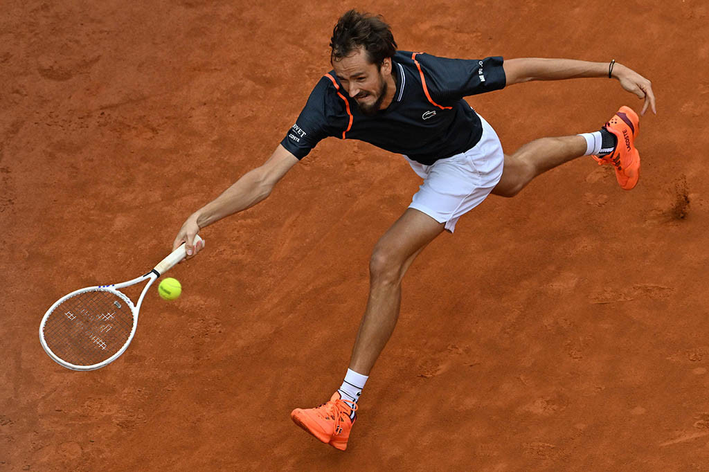 Daniil Medvedev melangkah ke final lapangan tanah liat kedua dalam kariernya setelah mengalahkan Stefanos Tsitsipas 7-5, 7-5 di Italian Open, Sabtu, 21 Mei 2023 waktu setempat.
