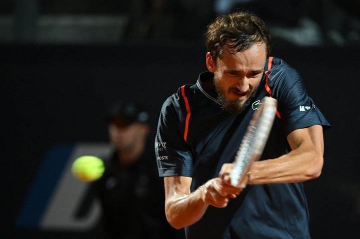 Medvedev memenangi sembilan dari 10 gim terakhir untuk merebut set pembuka dan melakukan break pada set kedua sebelum favorit penonton Tsitsipas membalas untuk kedudukan 3-3.