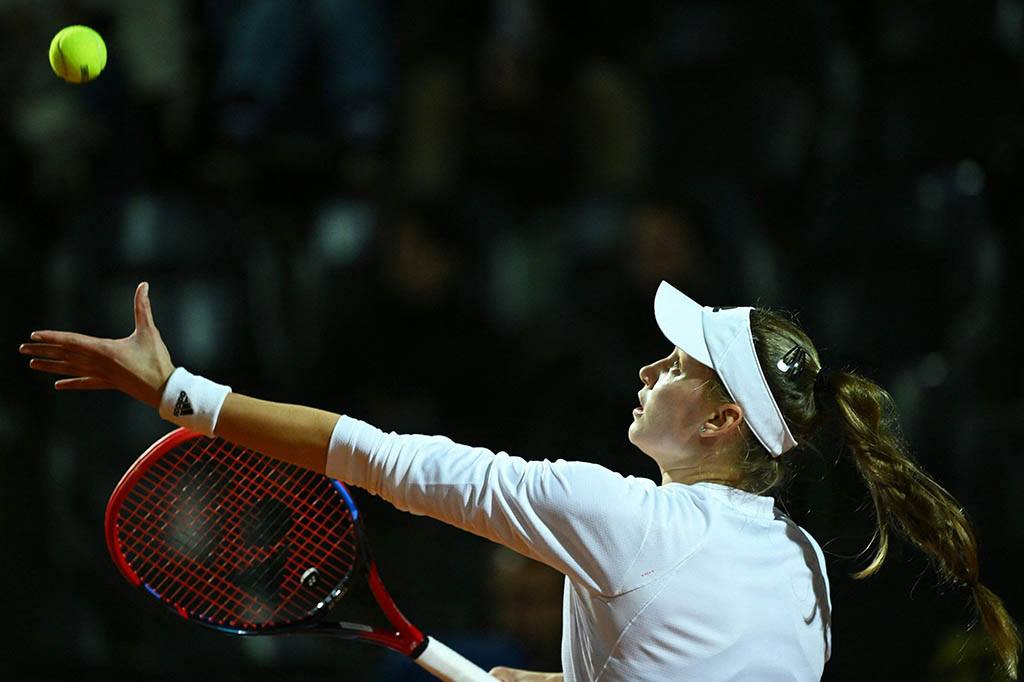 Petenis nomor enam dunia Rybakina, juara bertahan Wimbledon, memimpin 6-4, 1-0 ketika Kalinina berhenti bermain karena cedera paha kiri tak lama setelah lewat tengah malam dalam final yang tertunda lama karena hujan.
