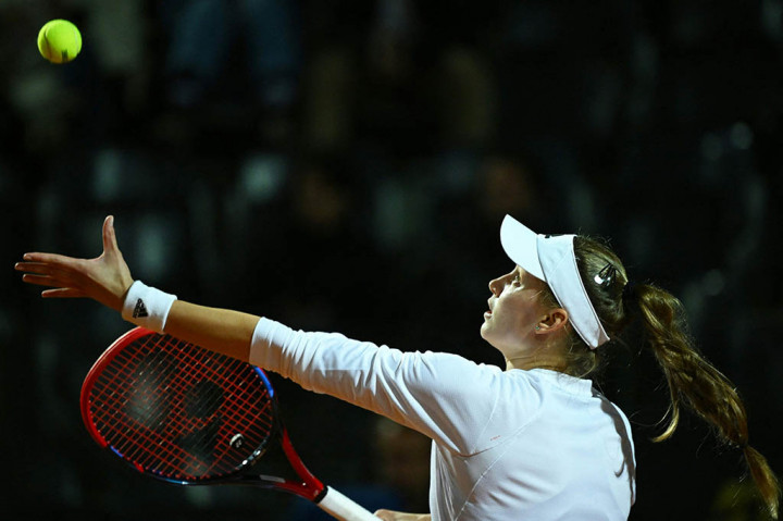 Petenis nomor enam dunia Rybakina, juara bertahan Wimbledon, memimpin 6-4, 1-0 ketika Kalinina berhenti bermain karena cedera paha kiri tak lama setelah lewat tengah malam dalam final yang tertunda lama karena hujan.