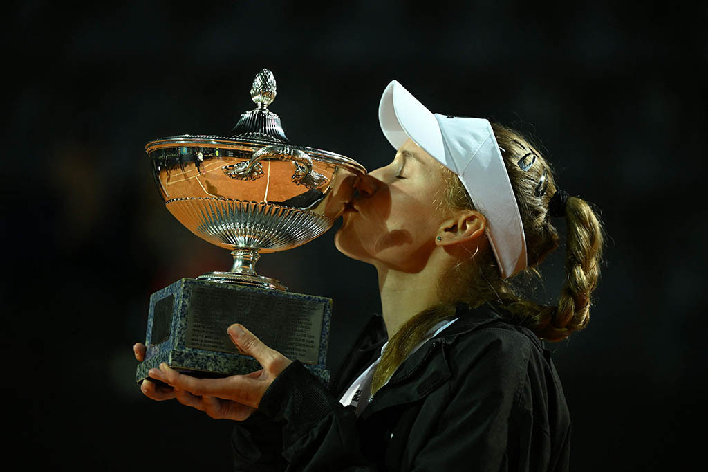 Rybakina, yang akan naik ke peringkat empat dunia jelang French Open, menjadi petenis putri ketiga yang mencapai final di Australian Open, Indian Wells, Miami, dan Roma pada musim yang sama.